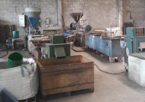 Fábrica de produtos plásticos e prédio comercial são flagrados com 'gato' de energia em Manaus