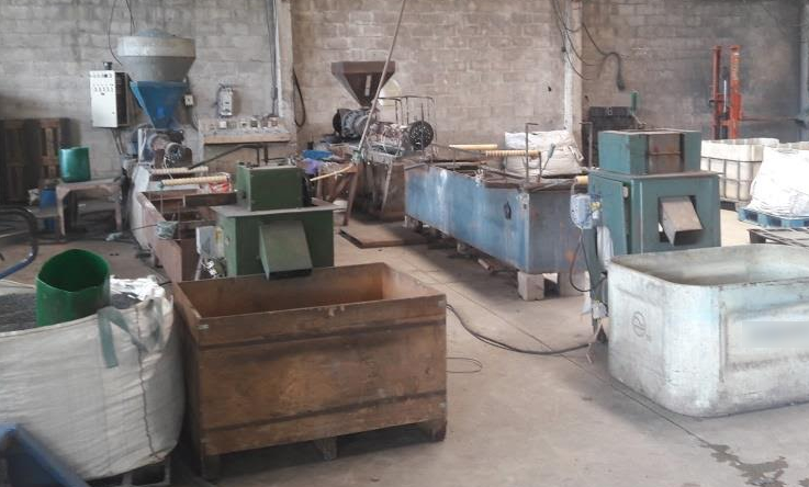 Fábrica de produtos plásticos e prédio comercial são flagrados com 'gato' de energia em Manaus