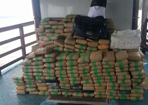 Quatro homens são presos transportando 690kg de drogas em barco pesqueiro no Amazonas