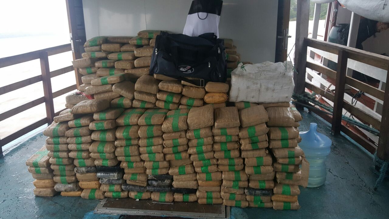 Quatro homens são presos transportando 690kg de drogas em barco pesqueiro no Amazonas
