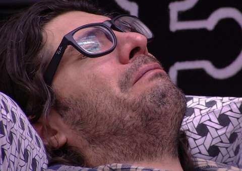 Em vídeo, irmã de Ilmar chora e desabafa ao falar de pensão do sobrinho