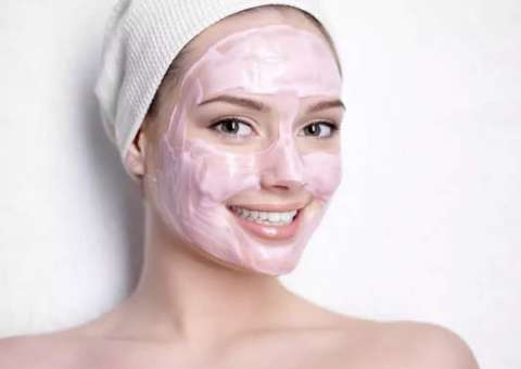 Iogurte para o rosto: quais os benefícios do ingrediente presente em máscaras caseiras?