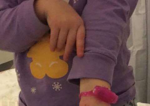  Casal se descuida e criança de 2 anos usa brinquedo sexual como se fosse relógio