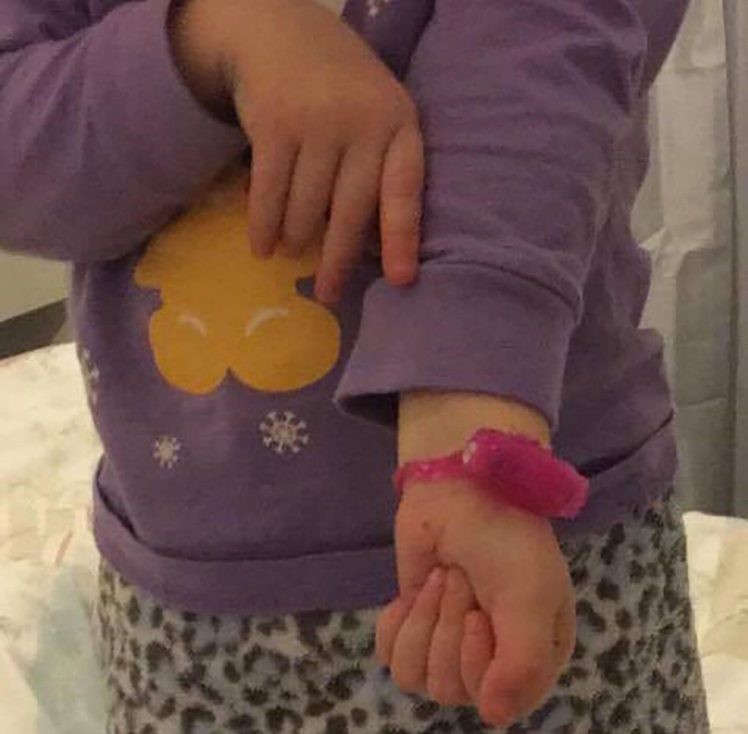  Casal se descuida e criança de 2 anos usa brinquedo sexual como se fosse relógio