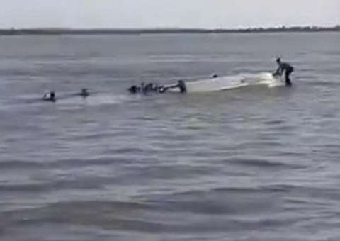 Lancha naufraga com  15 pessoas na orla de  Manacapuru