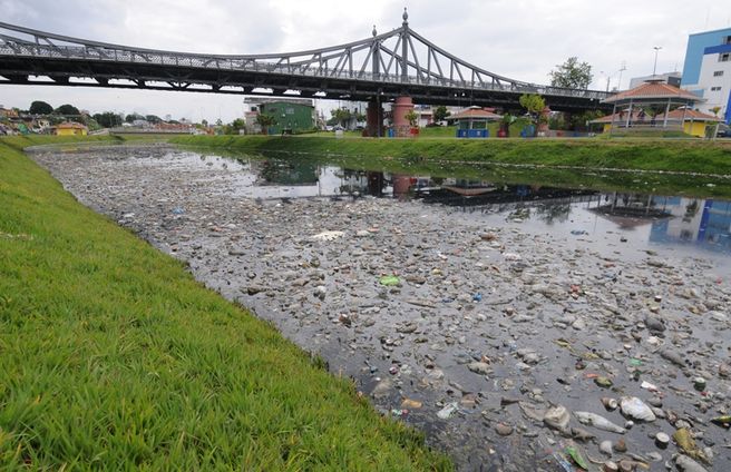Poluição dos igarapés, invasões e construções irregulares degradam a natureza da capital amazonense