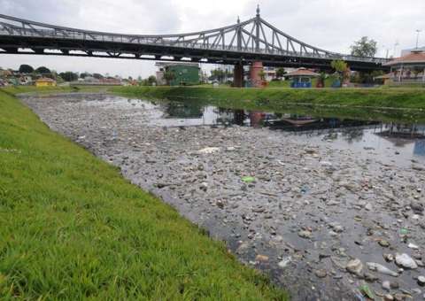 Poluição dos igarapés, invasões e construções irregulares degradam a natureza da capital amazonense