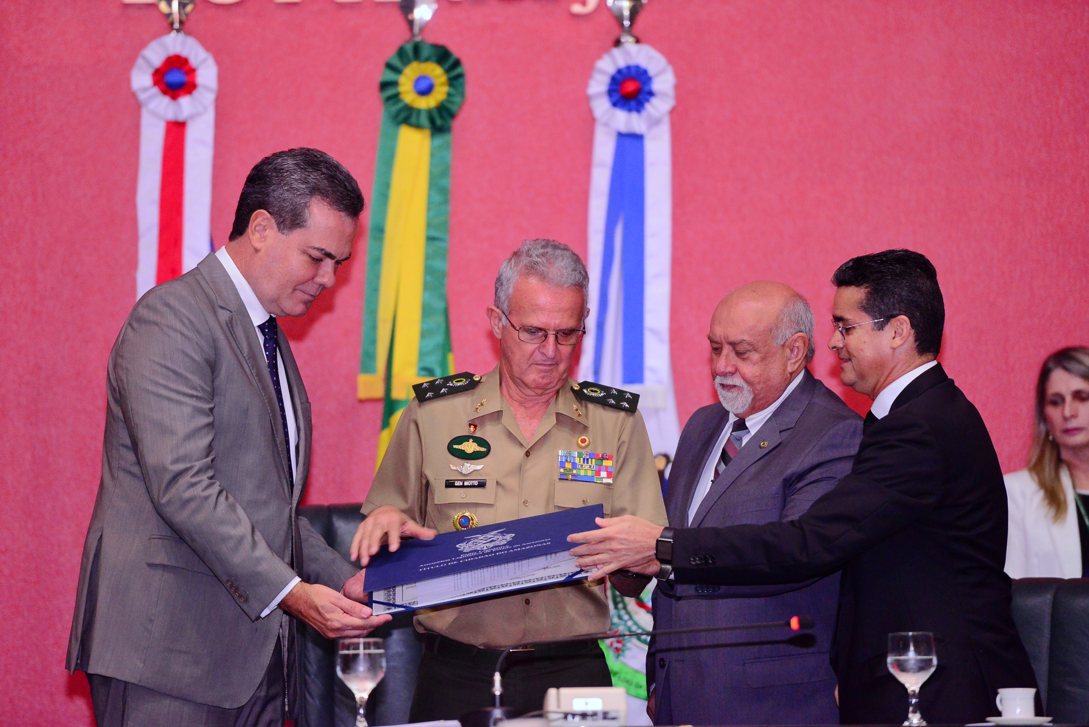Comandante do CMA recebe título de cidadão amazonense