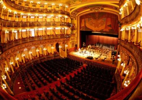 Alunos de escolas municipais visitam Teatro Amazonas 