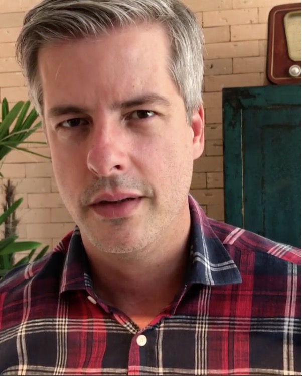 Cantor Victor se pronuncia após ser indiciado por agressão a esposa