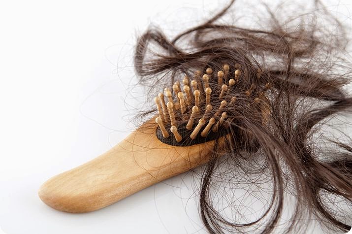 Queda de cabelo excessiva pode ser sinal de perigo