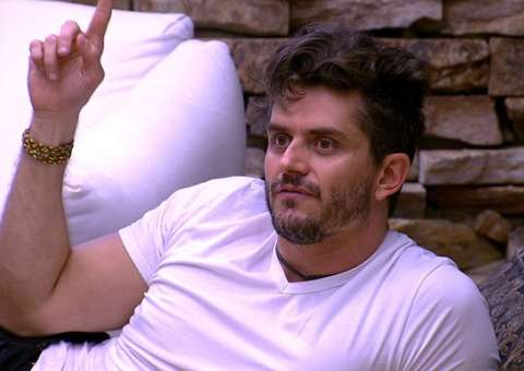 BBB17: Marcos compara Ilmar a bandidos em conversa com Emilly