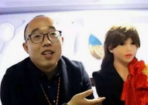 Por não conseguir uma esposa, homem cria robô para se casar com ele