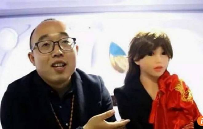 Por não conseguir uma esposa, homem cria robô para se casar com ele