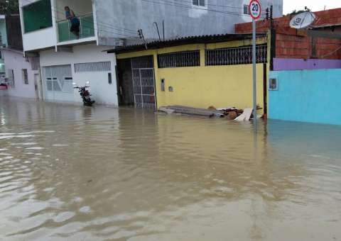  Em Manaus, forte chuva causa alagamento em diversos pontos da cidade 