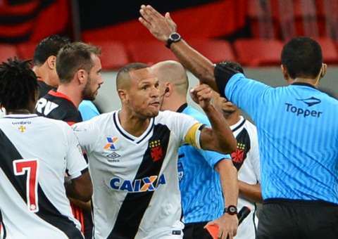 Luís Fabiano é suspenso e desfalcará Vasco por quatro jogos