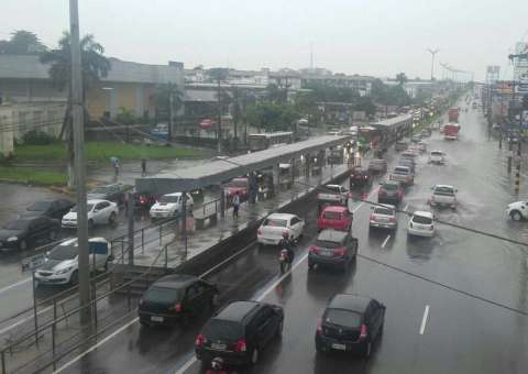 Faixa azul é liberada para desafogar o trânsito de Manaus 