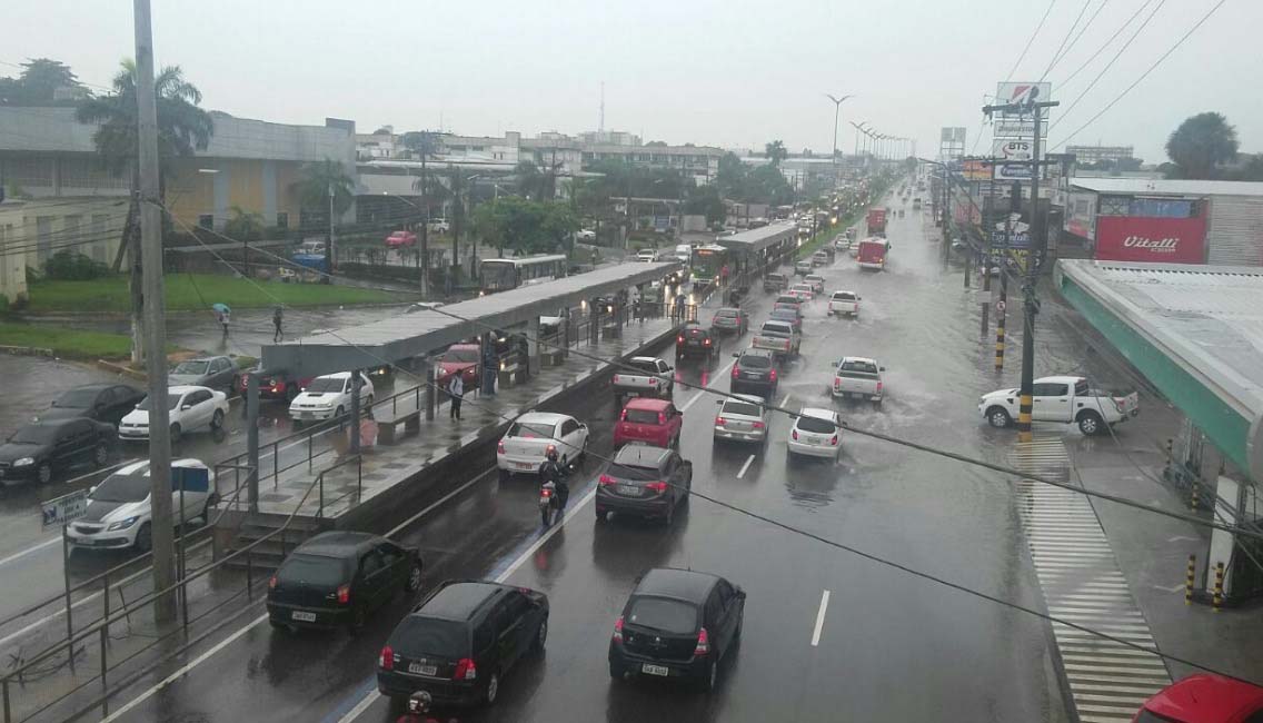 Faixa azul é liberada para desafogar o trânsito de Manaus 