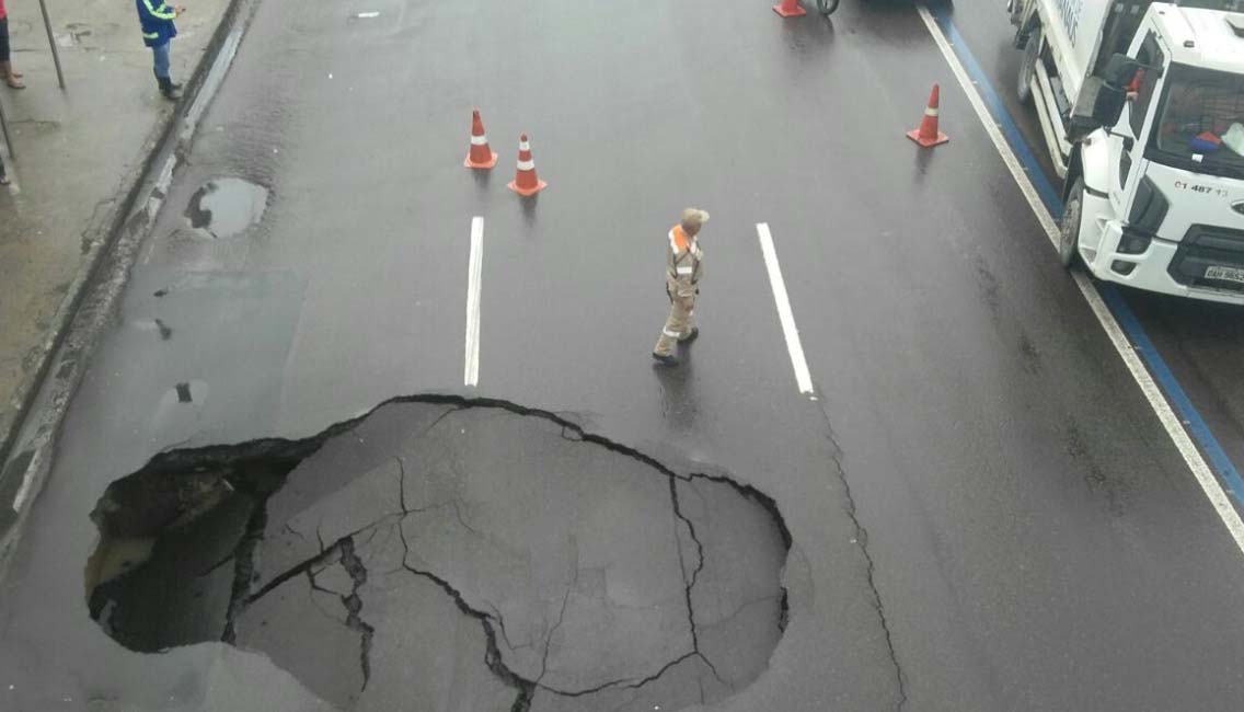 Cratera se abre em avenida de Manaus após chuva 