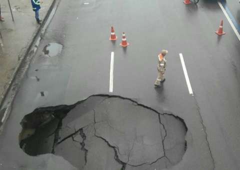 Cratera se abre em avenida de Manaus após chuva 