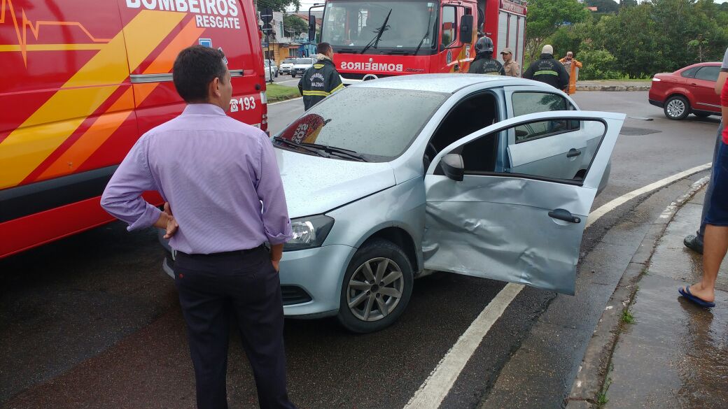 Colisão entre veículos deixa motorista preso as ferragens