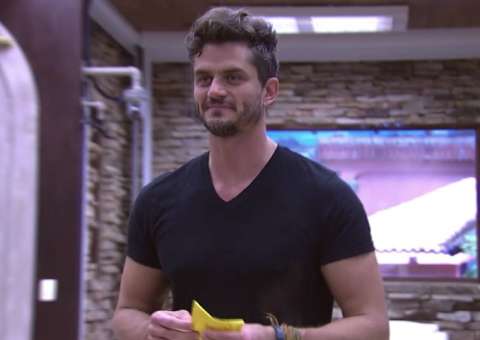 BBB17: Marcos encontra presente picante deixado por Emilly