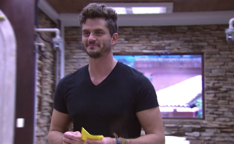 BBB17: Marcos encontra presente picante deixado por Emilly