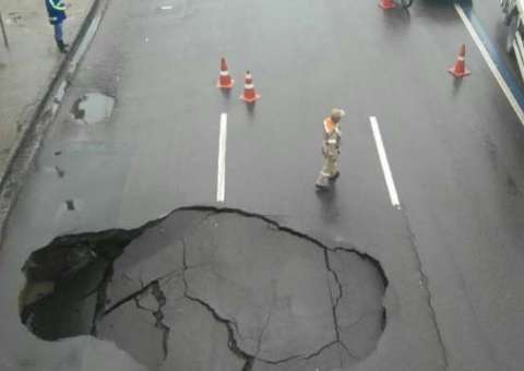 Em Manaus, motoristas devem evitar tráfego pela Torquato Tapajós após rompimento do asfalto  