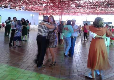 Sexta dançante agita Centro Estadual de Convivência do Idoso com muito bolero
