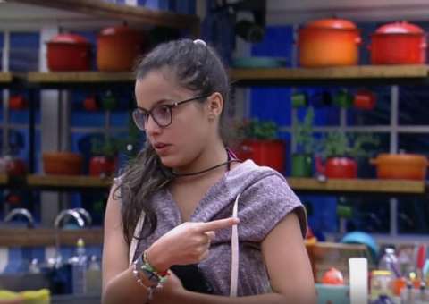 BBB17: Emilly surpreende e elogia Vivian ao alfinetar Marcos 