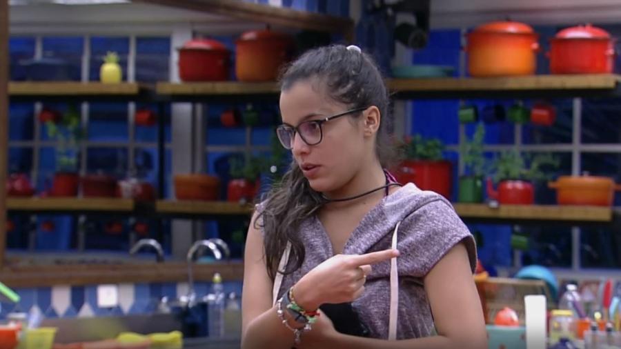 BBB17: Emilly surpreende e elogia Vivian ao alfinetar Marcos 
