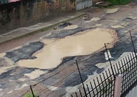 Moradores reclamam de rua esburacada no bairro Cidade Nova