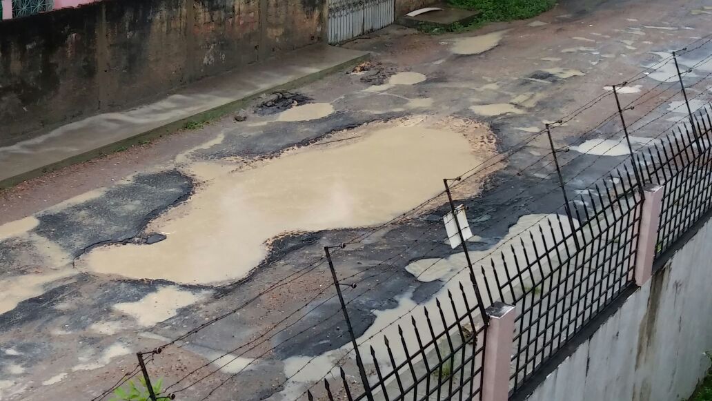 Moradores reclamam de rua esburacada no bairro Cidade Nova
