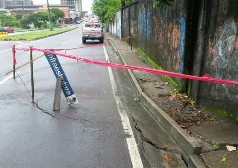 Rua ao lado da Arena tem risco de desabamento é interditada
