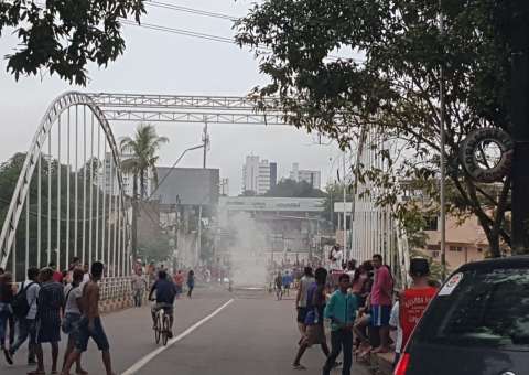 Moradores da comunidade Artur Bernardes fecham ponte do São Jorge em protesto