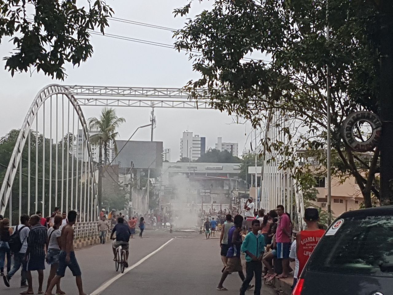 Moradores da comunidade Artur Bernardes fecham ponte do São Jorge em protesto