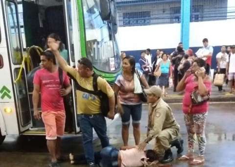 Mulher é atropelada por ônibus dentro de terminal em Manaus 