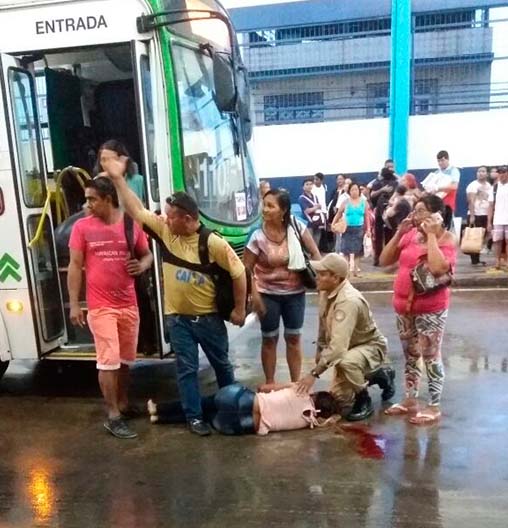 Mulher é atropelada por ônibus dentro de terminal em Manaus 