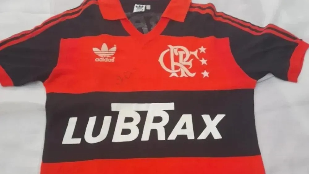 Última camisa usada por Zico no Flamengo vai a leilão; valores surpreendem