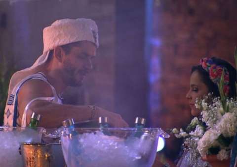 BBB17: Marcos diz que é feio mulher segurar garrafa e é criticado na web