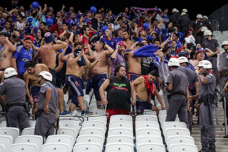 Confronto entre torcedores chilenos e PM deixa prejuízos na Arena Corinthians