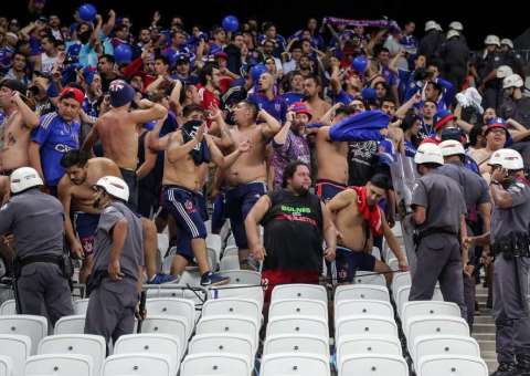 Confronto entre torcedores chilenos e PM deixa prejuízos na Arena Corinthians