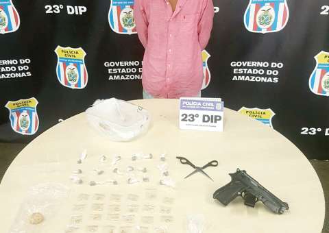 Homem é preso em flagrante com arma e drogas em Manaus