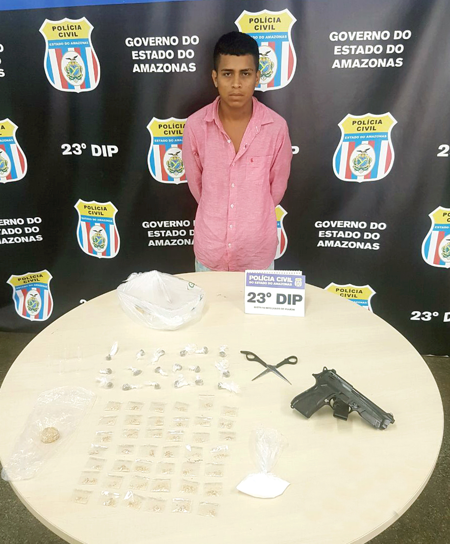 Homem é preso em flagrante com arma e drogas em Manaus