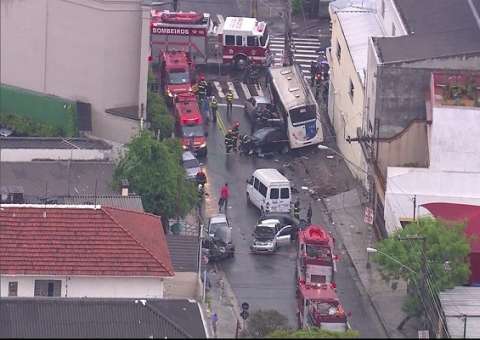 Ônibus arrasta carros e nove pessoas ficam feridas na zona norte de SP