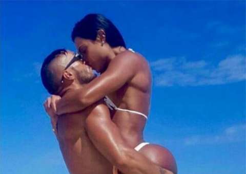  Belo apalpa bumbum de Gracyanne Barbosa em foto de biquíni