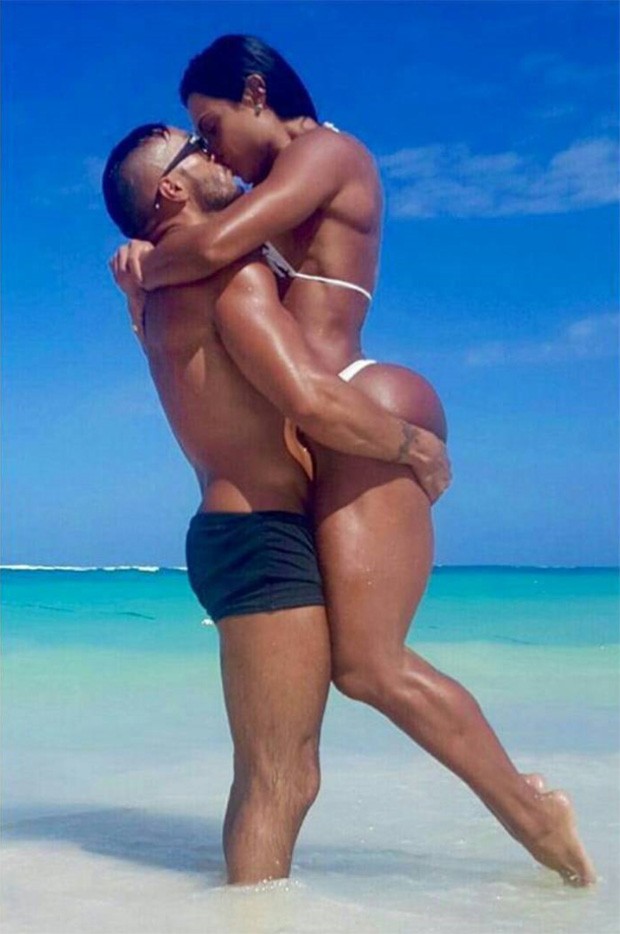  Belo apalpa bumbum de Gracyanne Barbosa em foto de biquíni