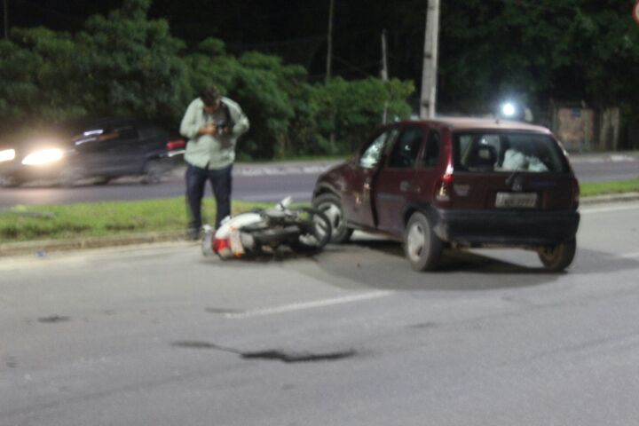 Acidente de trânsito deixa três pessoas feridas em Manaus
