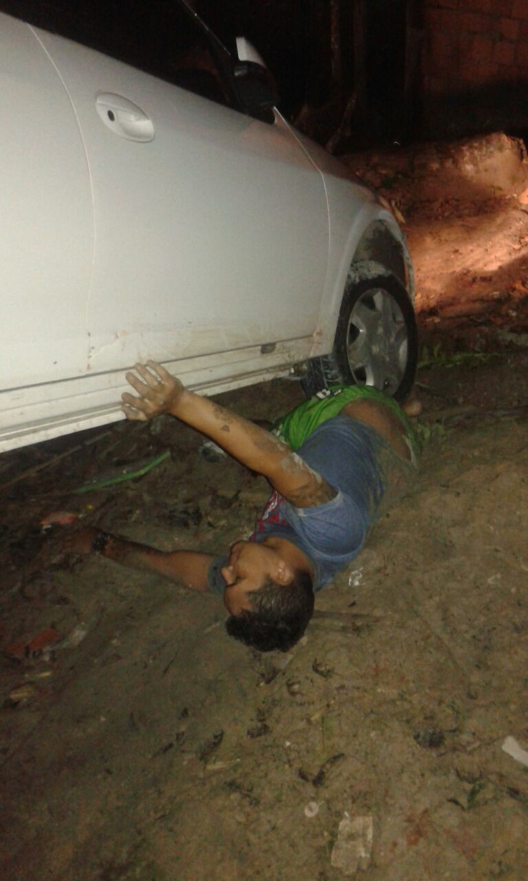 Perseguição policial termina com carro em barranco e suspeito presos debaixo da roda em Manaus 