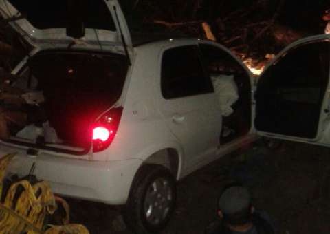 Perseguição policial termina com carro em barranco e suspeito presos debaixo da roda em Manaus 